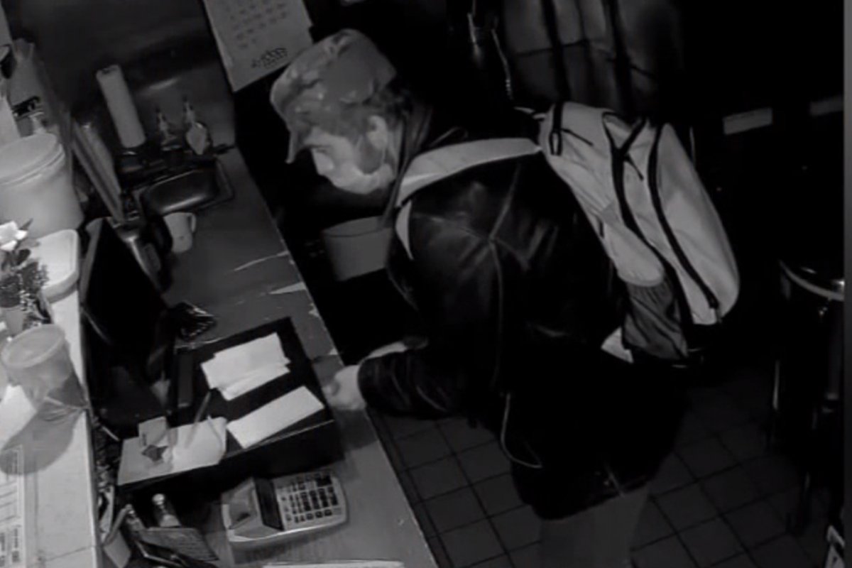 Video shows store burglar stealing cash in Queens