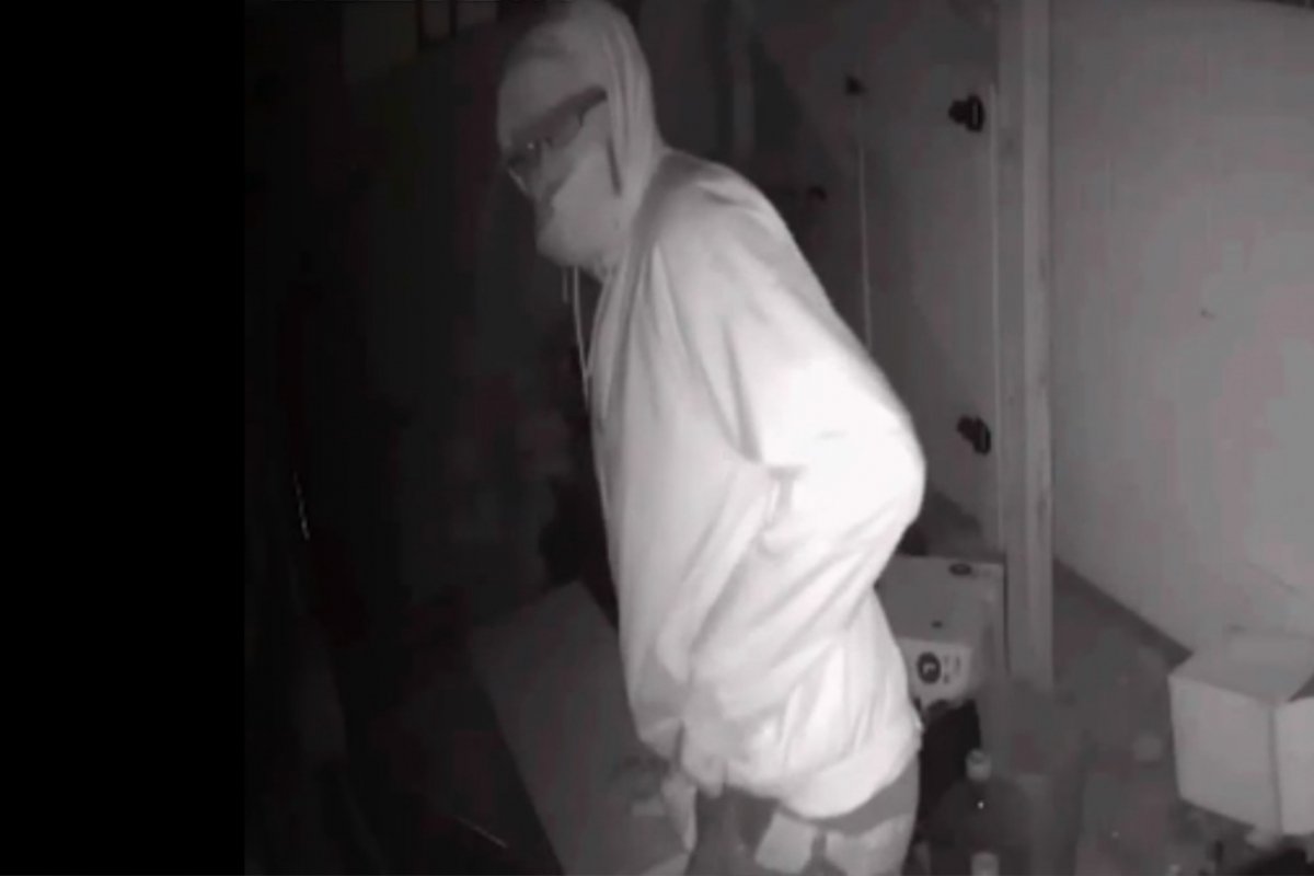 SEE IT: Suspect wanted for string of Queens robberies falls out back window during foiled robbery attempt