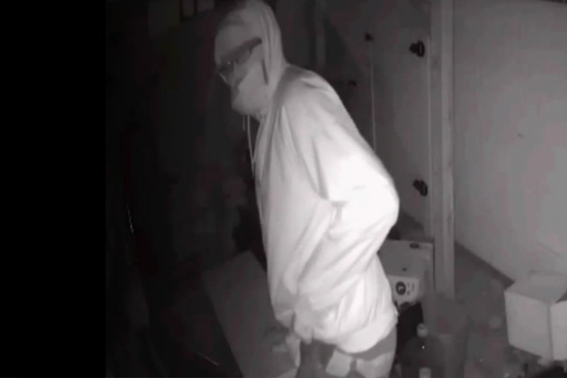 SEE IT: Suspect wanted for string of Queens robberies falls out back window during foiled robbery attempt