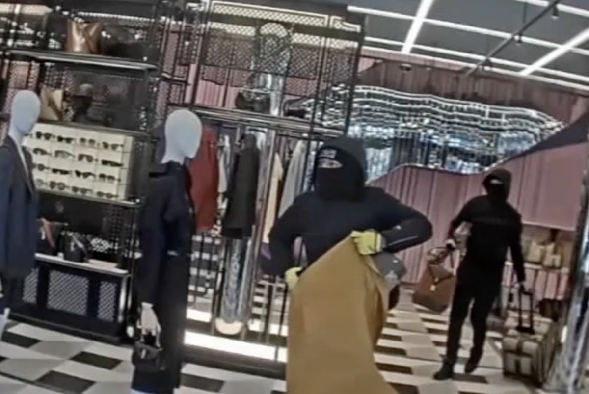 Thieves steal high-end merchandise from high-end store in SoHo, NYC