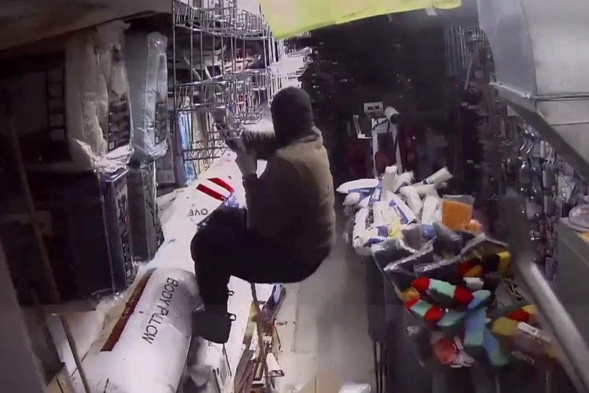 Burglars enter NYC store through roof, steal thousands: cops