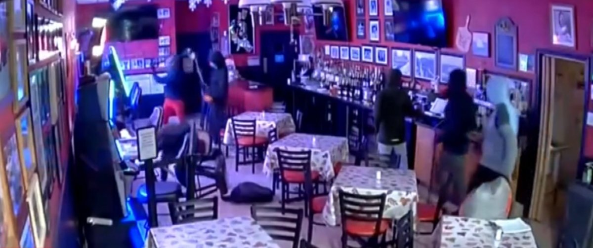 Video shows smash-and-grab burglary at pizzeria in Frankfort, Illinois